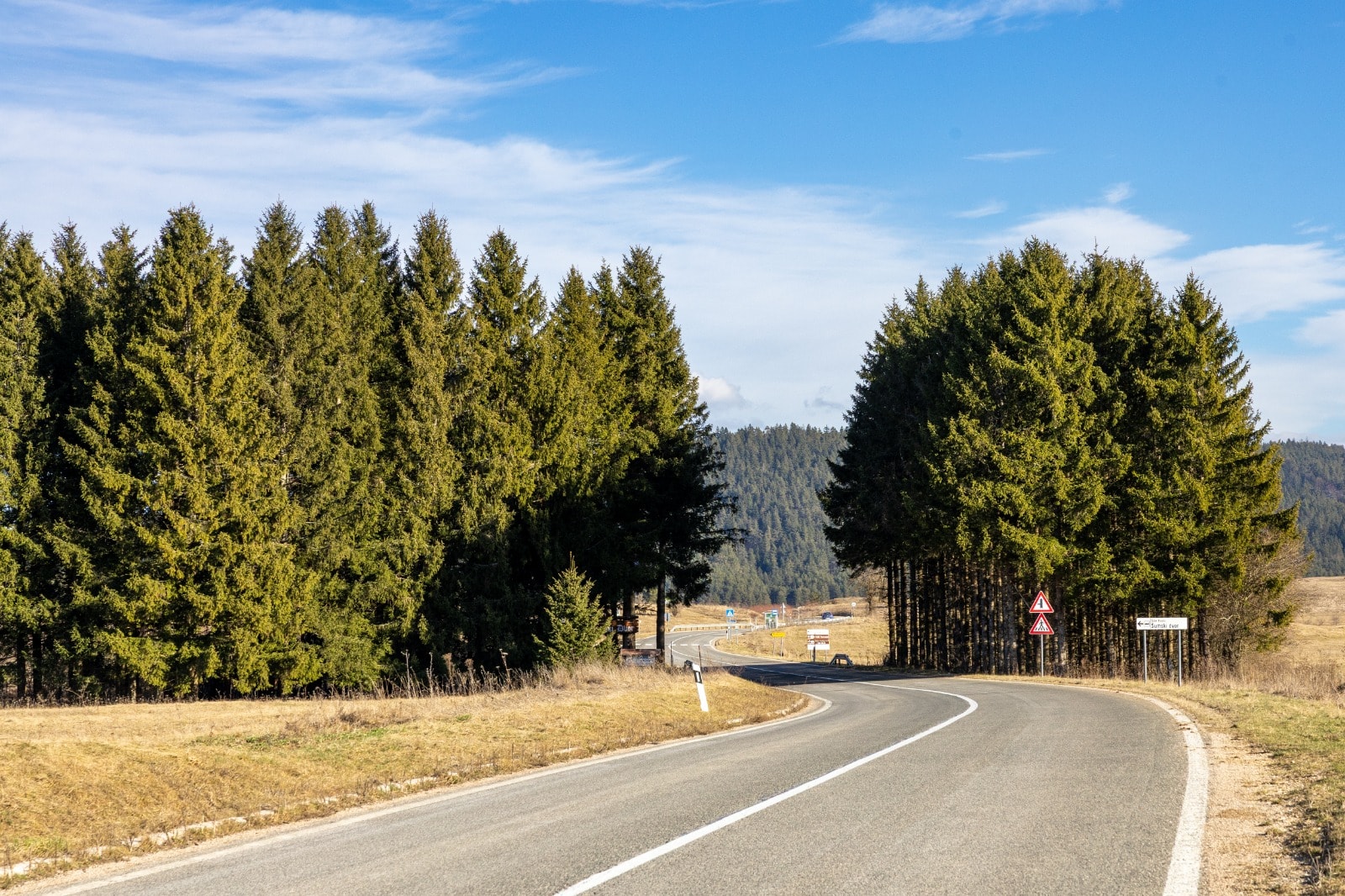 Pogled na Villu Velebita – rustikalna kuća okružena ličkom prirodom