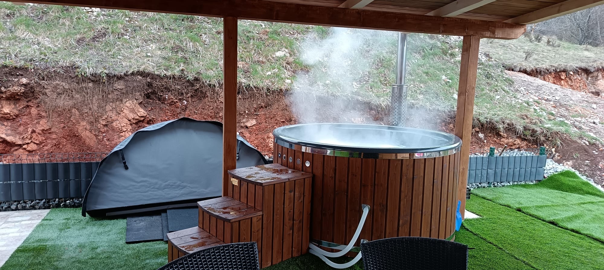 Außenjacuzzi mit Holzfeuer