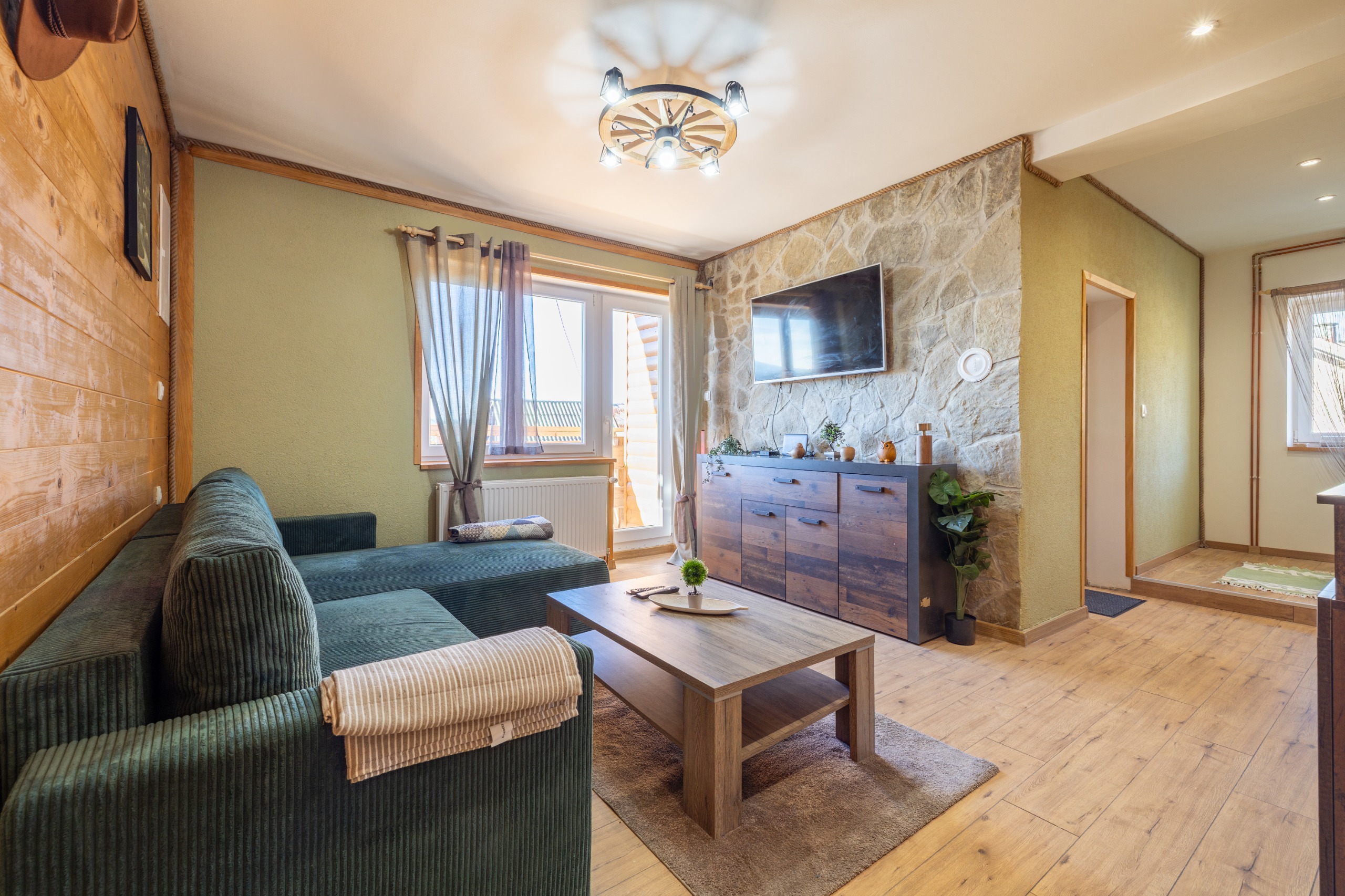 Wohnzimmer mit Ecksofa auf der ersten Etage