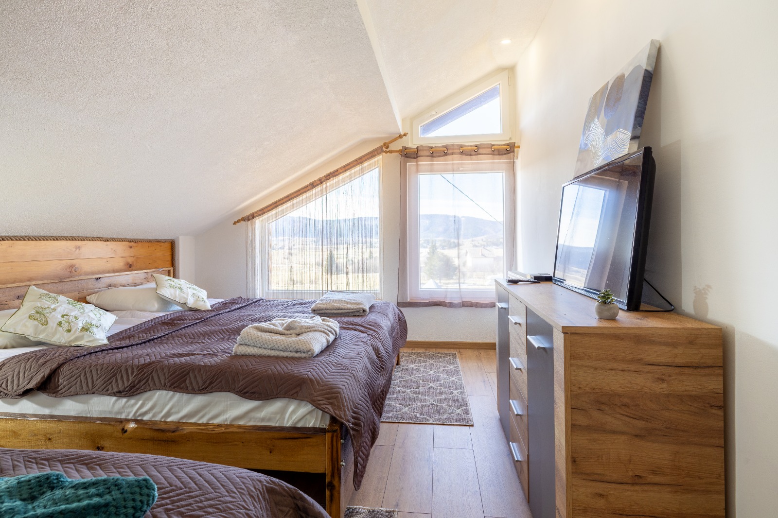Schlafzimmer mit massivem Eichenbett im Dachgeschoss