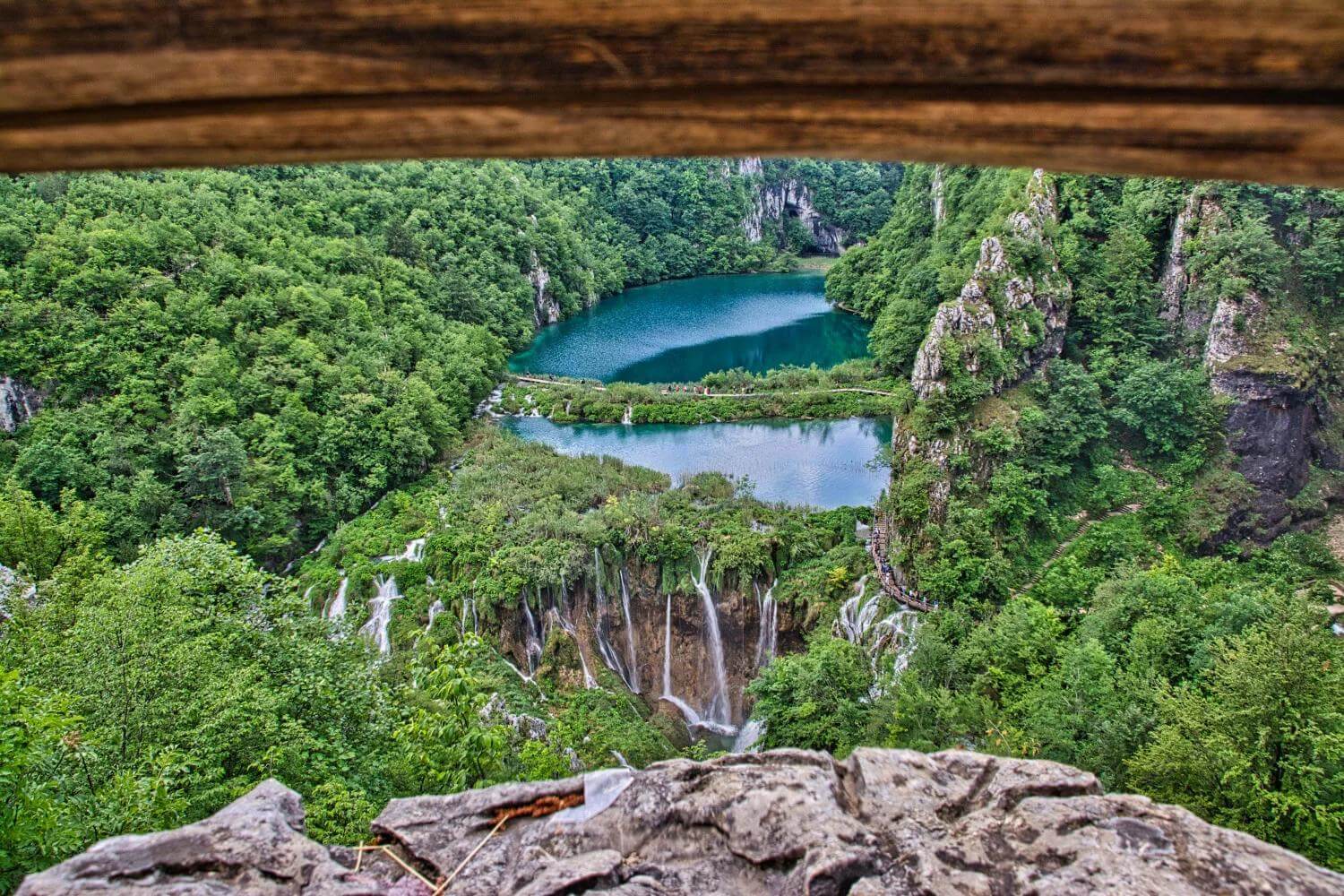 Panoramski vlak u parku — naslovna za planiranje duljine boravka na Plitvicama.